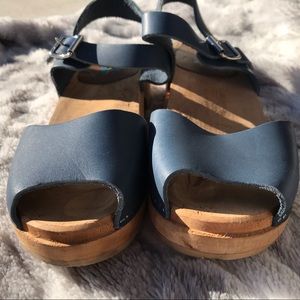 skansen leather clog